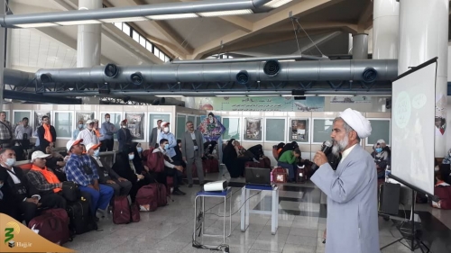روایتگری حج برای زائران خانه خدا در سالن فرودگاه مشهد